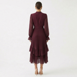 Mariana | Vestido Plissado com Mangas Fluídas e Folhos Assimétricos