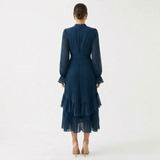 Mariana | Vestido Plissado com Mangas Fluídas e Folhos Assimétricos