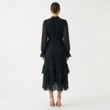 Mariana | Vestido Plissado com Mangas Fluídas e Folhos Assimétricos